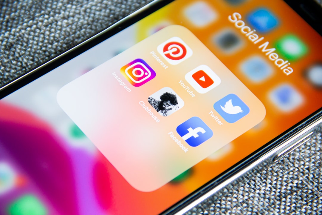 Clubhouse chat audio - Nouvelle plateforme sociale ainsi que d'autres réseaux sociaux Instagram, Facebook, Youtube, Twitter, Pinterest